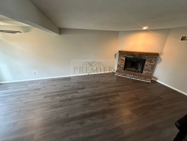 Building Photo - 3568 NE Independence Ave