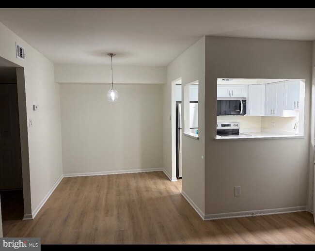 Building Photo - 5200 Hilltop Dr