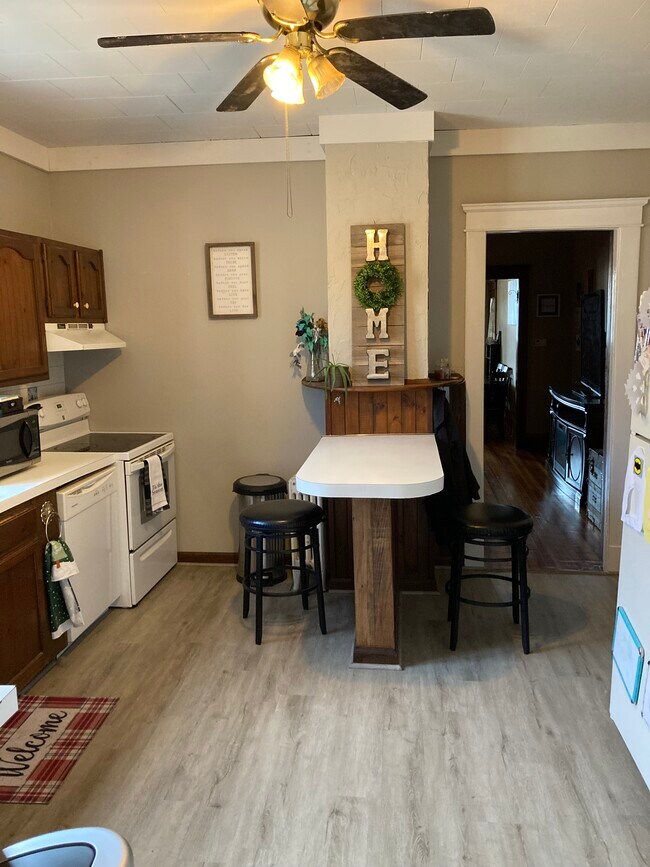 comer en la cocina - 1239 Western Ave