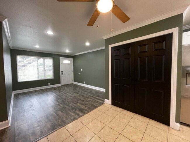 Building Photo - 3 bedroom-2 bathroom Single Story Condo in...