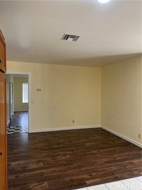 Building Photo - 924 N Quince Ave