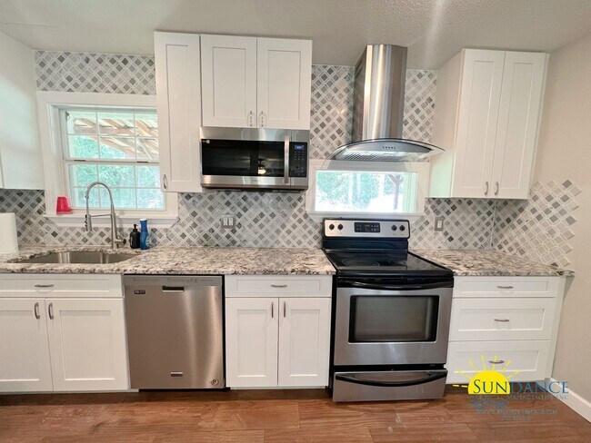 Foto del edificio - Beautiful 3 bedroom home that is centrally...