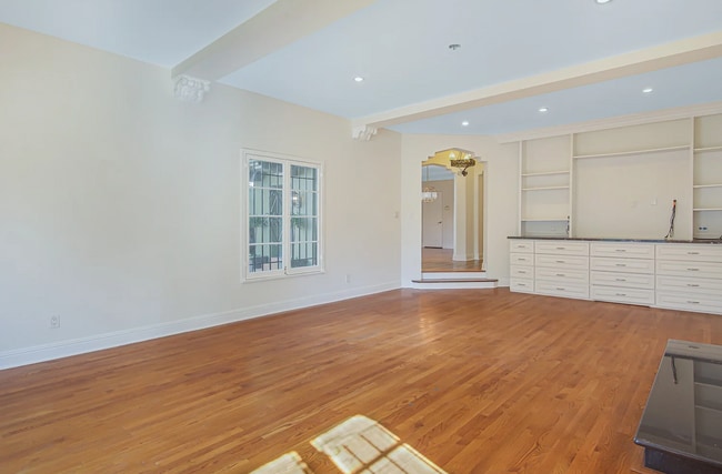 Entrada y sala de estar - 1074 S Genesee Ave