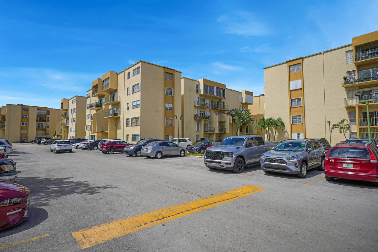 4525 W 20th Ave Unit 129, Hialeah, FL 33012 Condo for Rent in Hialeah