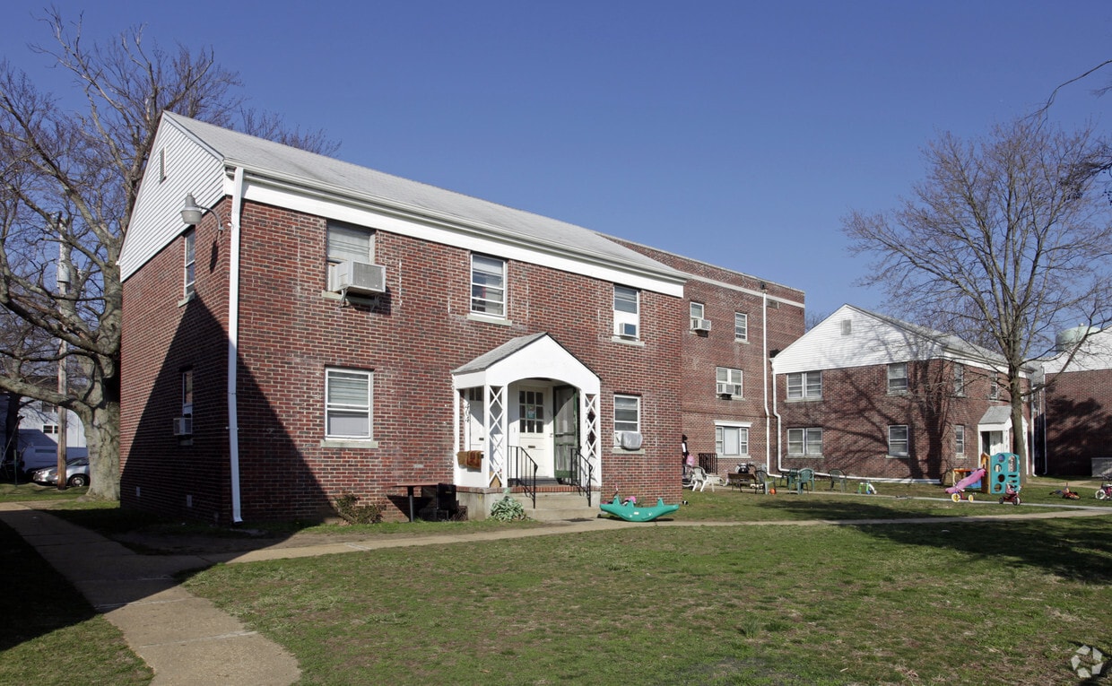 Primary Photo - 400-498 Forest Ave