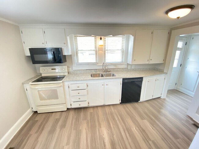 Foto del edificio - 2Bd/1Ba House Heart of Downtown Kannapolis and 1st St with Fenced Yard, Garage & Storage building