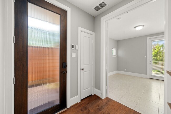 Foto del edificio - 6703 Highclere Manor Ln