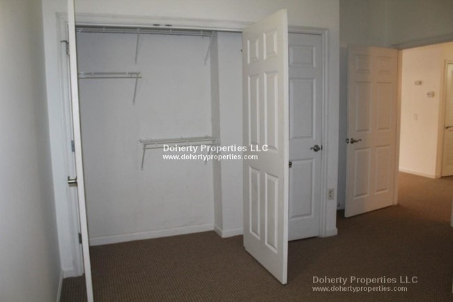 Building Photo - 1 Bed Condo: Prime Downtown Location!!