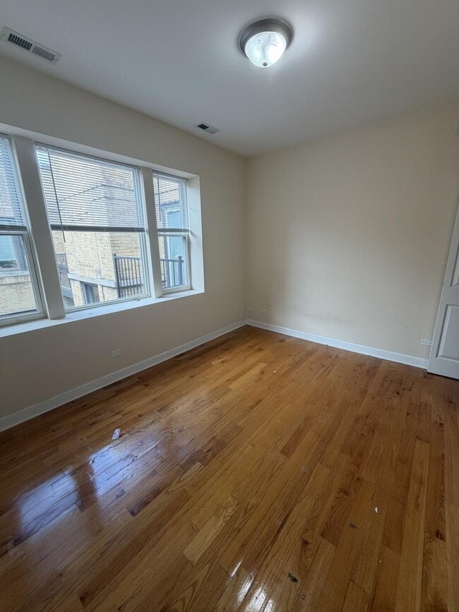 Building Photo - 3348 W Wilson Ave
