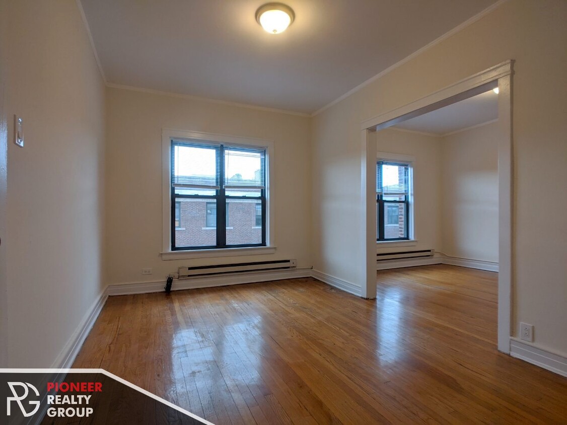Foto principal - 813 W Waveland Ave