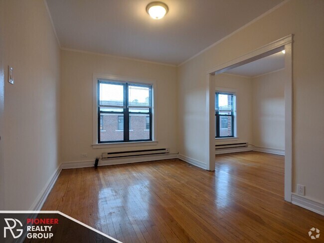Building Photo - 813 W Waveland Ave