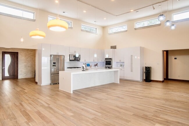 Foto del edificio - 4037 Bluff Ln