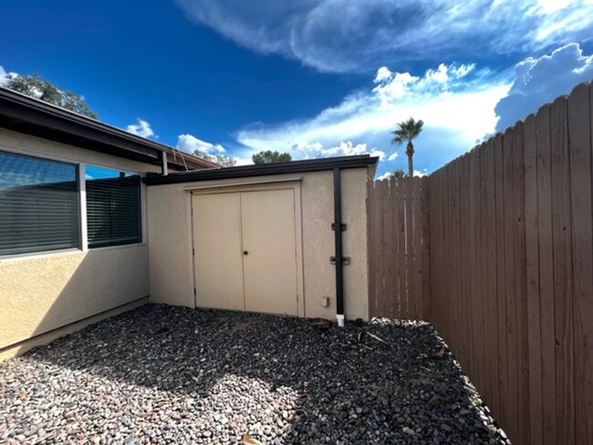 Building Photo - Beautiful Townhome in Great Eastside Location