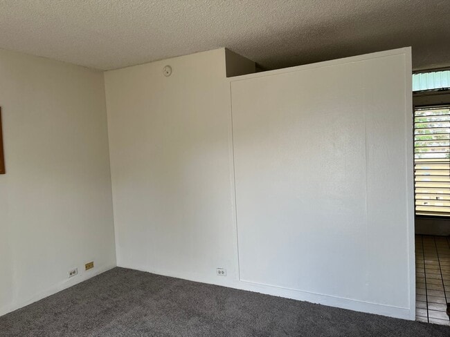 Building Photo - Partly Furnished Studio 1 bath