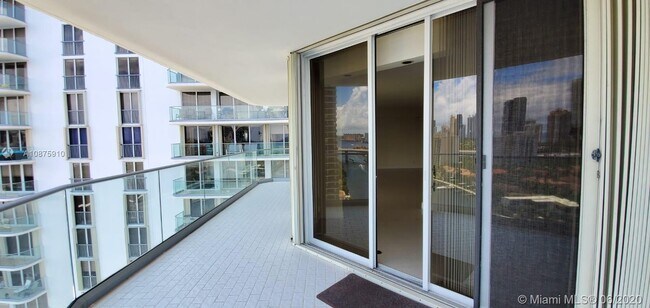 Building Photo - 19707  Turnberry Way 20G Aventura Fl 33180