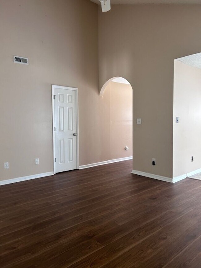 Building Photo - Available! Quaint Single Family Home