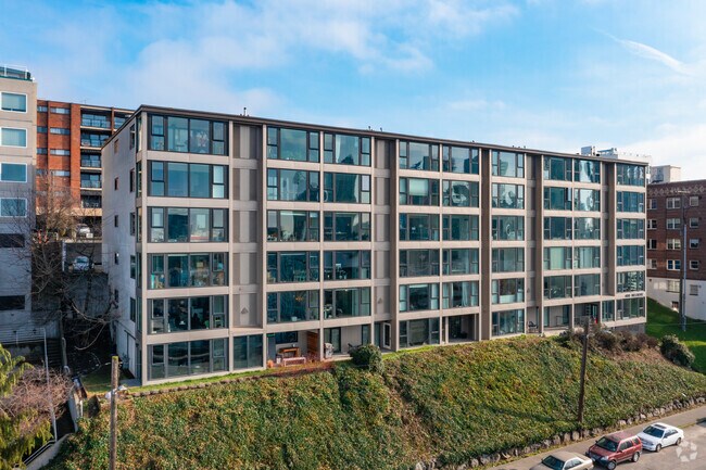 Building Photo - 400 Melrose Ave E