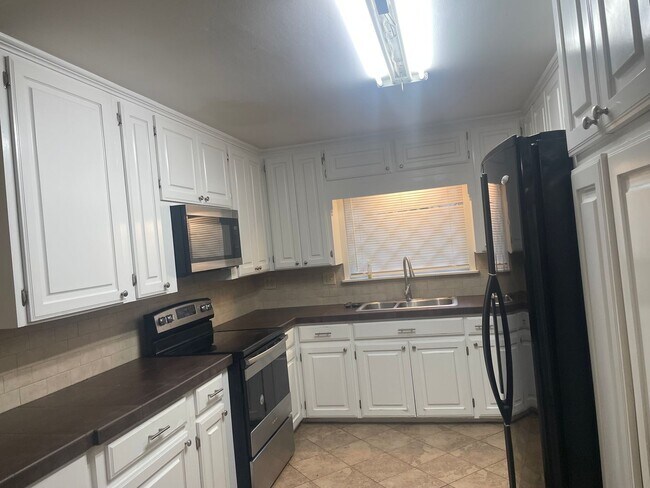 Foto del edificio - 4 bedroom 2 bath house!