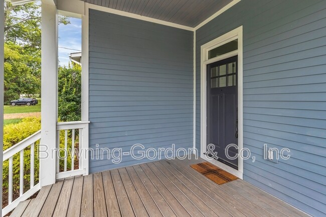 Building Photo - 1137B Kirkland Ave