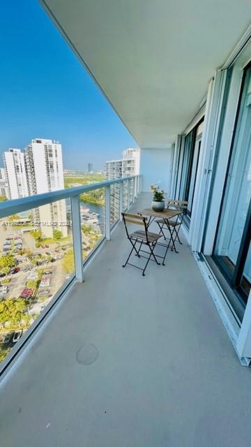 Foto del edificio - 3731 N Country Club Dr