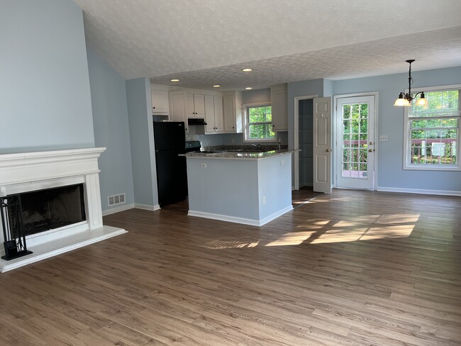Building Photo - 1425 Brookdale Dr