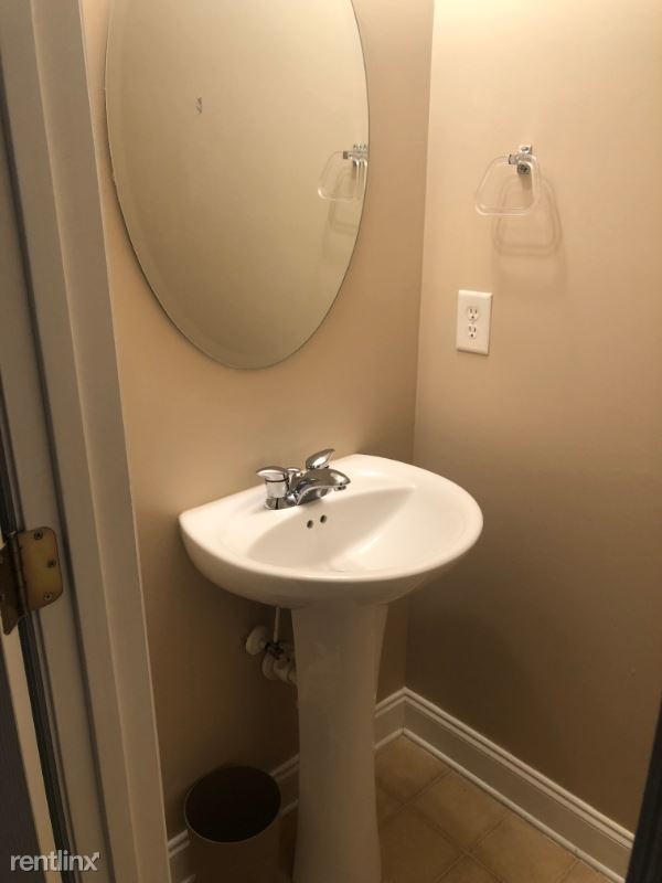 Building Photo - 2 br, 2.5 bath Townhome - 521 Travelers Blvd