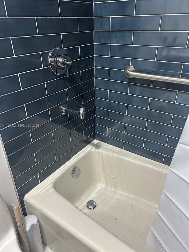 Building Photo - 6201 SW 38th Ct