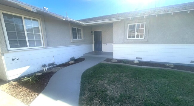 Building Photo - Pet friendly, 3 Bedroom House in Santa Maria