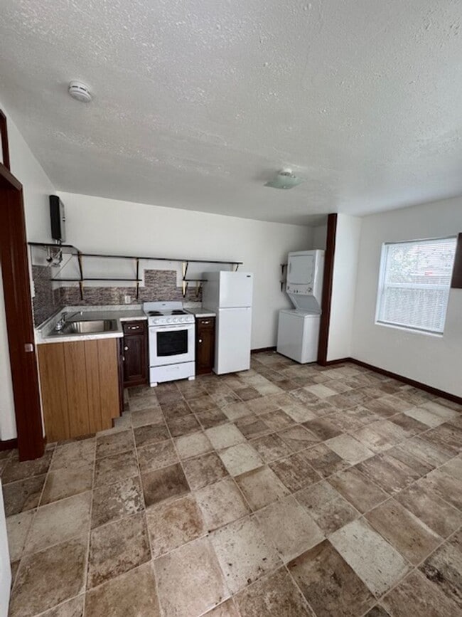 Building Photo - Cozy updated 1 bedroom with washer and dryer