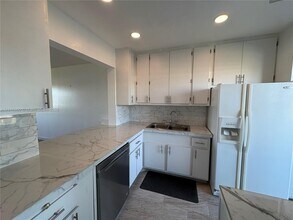 Building Photo - 2223 Park Ln