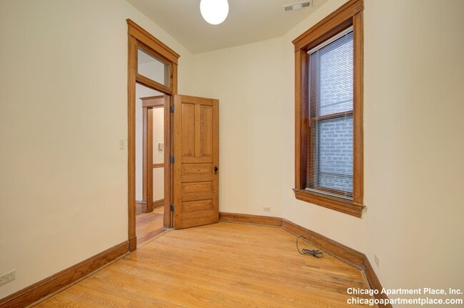 Building Photo - 1433 N Wells St
