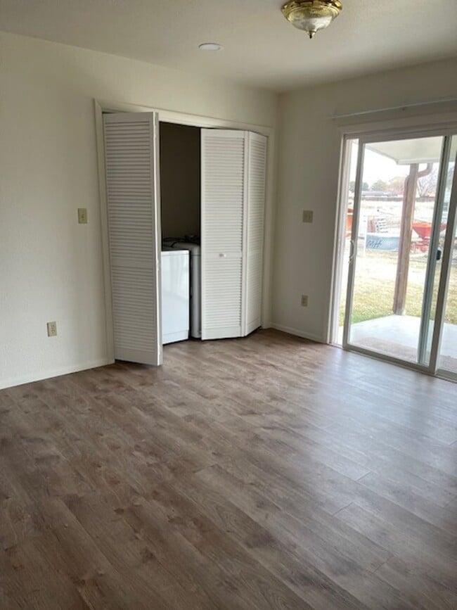 Building Photo - 2 bed 2 bath carport