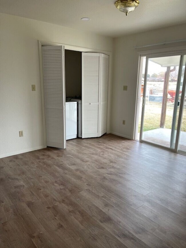 Foto del edificio - 2 bed 2 bath carport