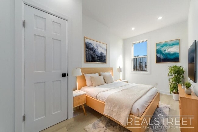 Foto del edificio - Newly Renovated Spacious 4 Bed 2 Bath in Bed Stuy!