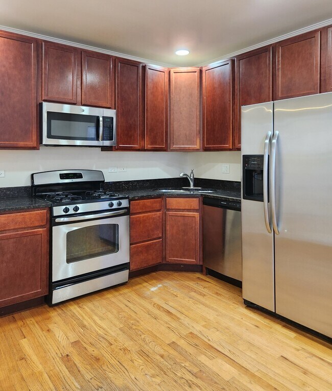 Building Photo - 2856 W Rosemont Ave