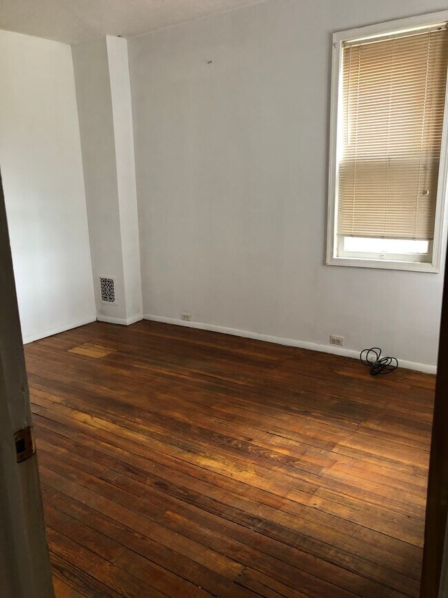 Building Photo - 808 W King St