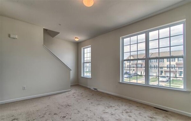 Foto del edificio - Townhome in Spring Grove Schools- Coming S...