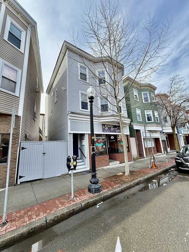 Building Photo - 724 Cambridge St