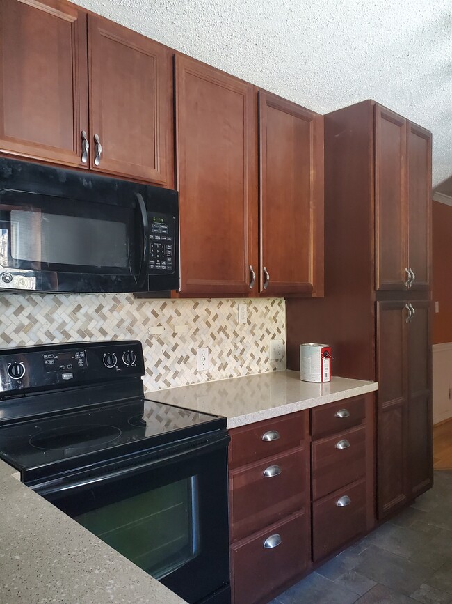 large kitchen - 1713 N Main St