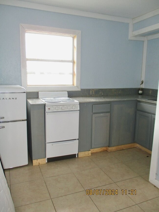 Building Photo - Ocean Front Studio with Utilities and Inte...