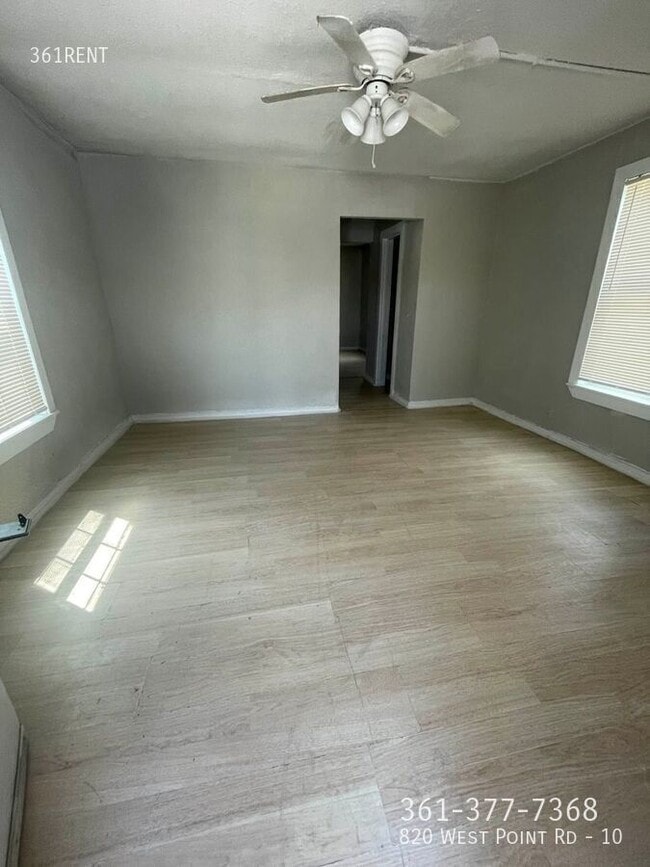 Foto del edificio - 820 W Point Rd