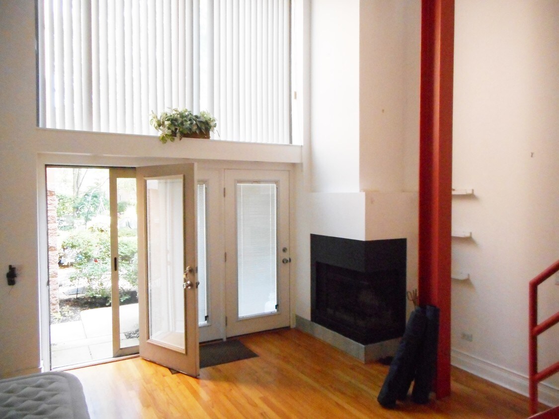 Primary Photo - 1100 W Cornelia Ave