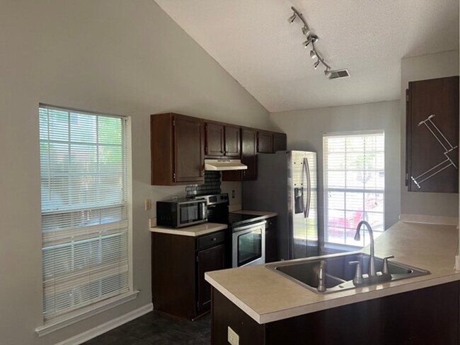 Foto del edificio - 3 bed / 2 bath home ~ Just minutes from Ha...
