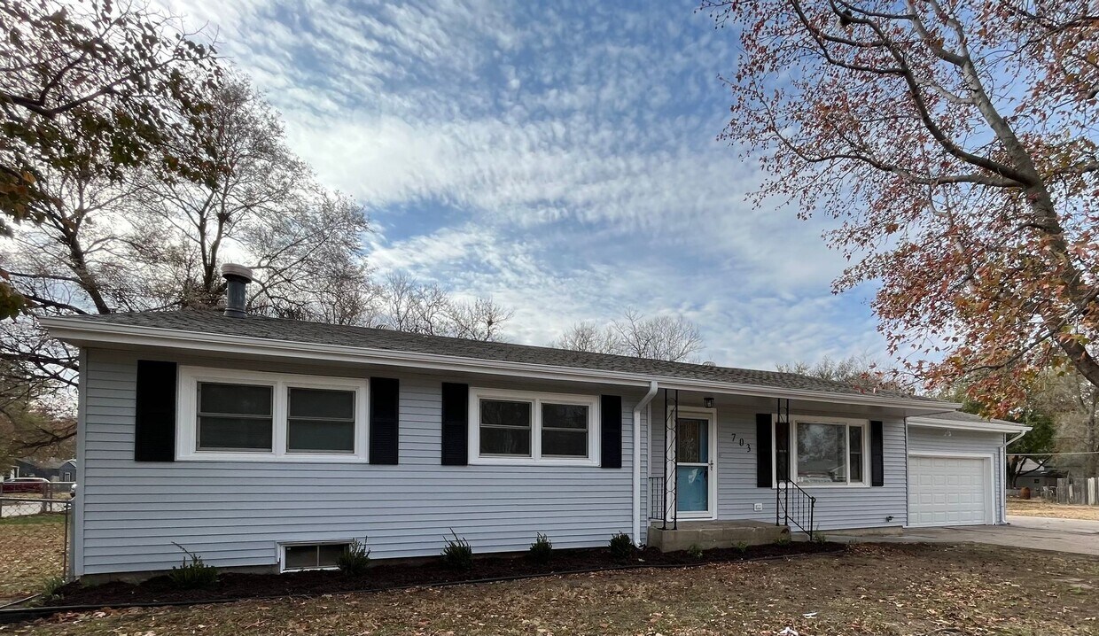 Foto principal - Coming soon! 3 bedroom, 1 1/2 bath, 2 car ...