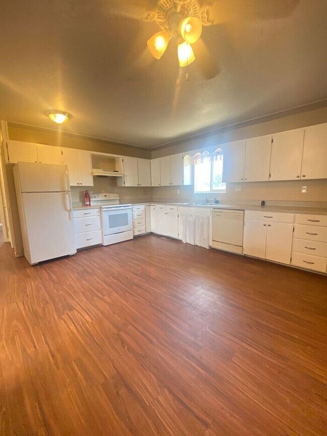 Foto del edificio - 2 Bedroom plus 3 Non-Conforming Rooms, 2 B...