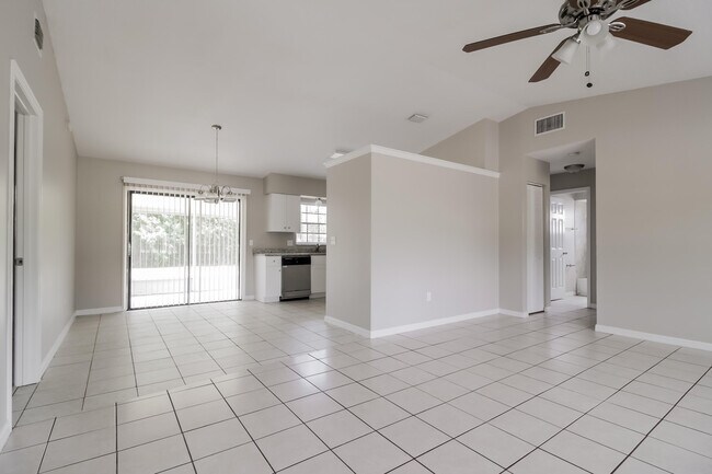 Foto del edificio - 431 Tropicaire Ave SW