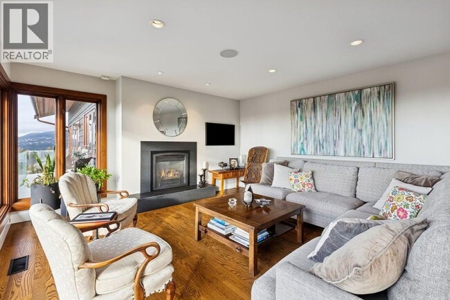 Building Photo - 124 Carisbrooke Crescent