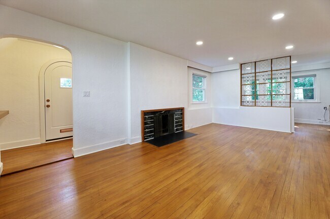 Building Photo - 1272 E Laurelton Pkwy