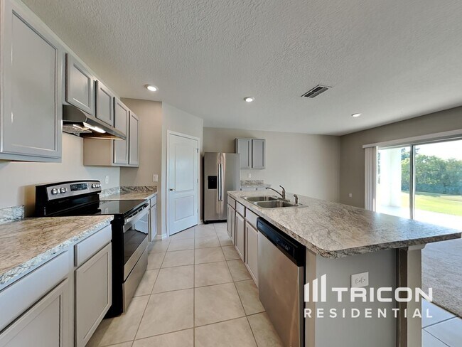 Foto del edificio - 242 Meadowbrook Blvd