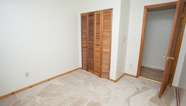 Building Photo - 547 Layman Ave